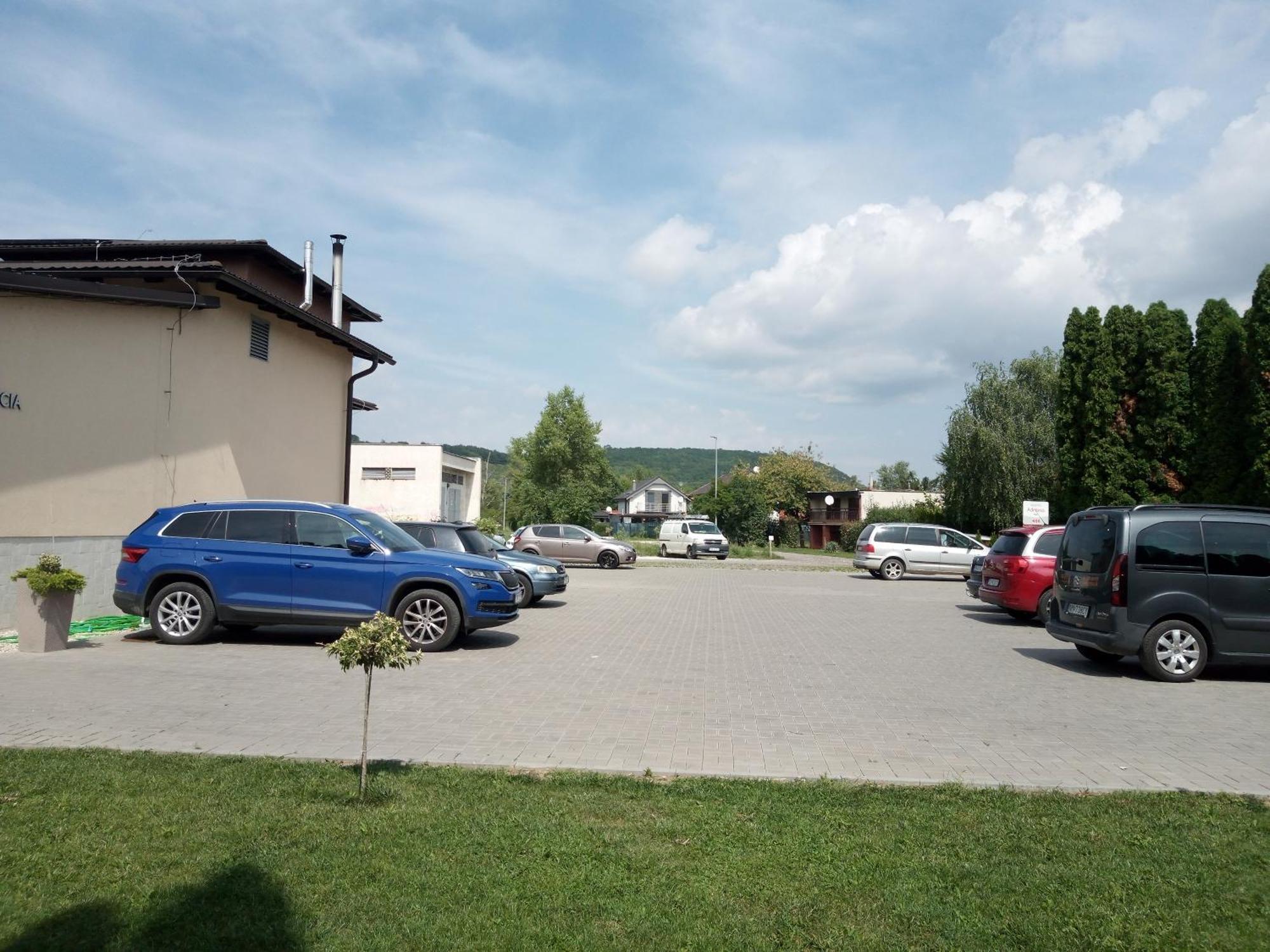 Penzion Adriana Nove Mesto nad Vahom Luaran gambar