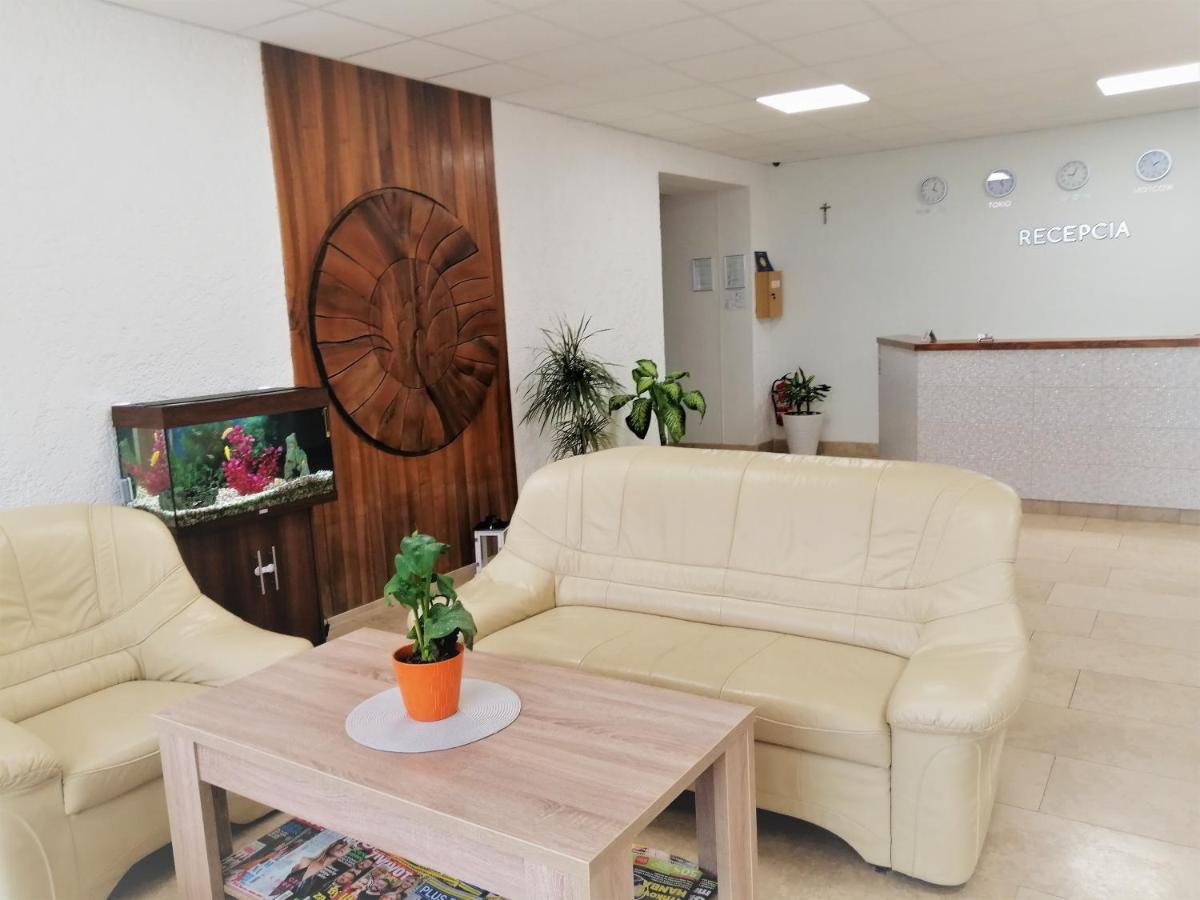 Penzion Adriana Nove Mesto nad Vahom Luaran gambar